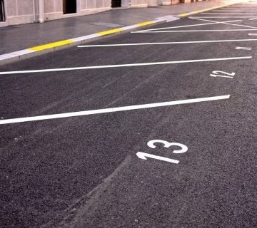 Betonnen afscheiding bij parkeerplaats