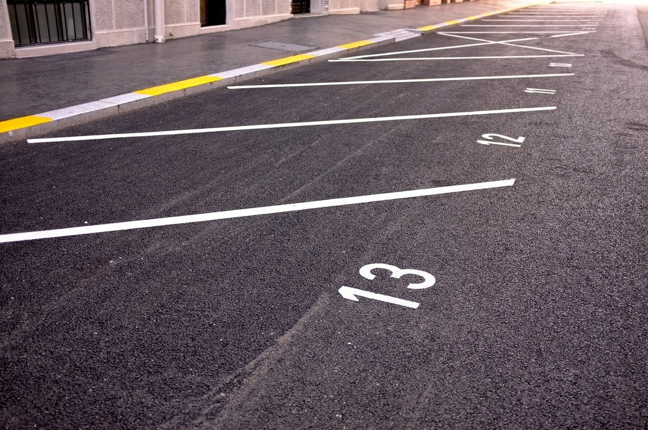 Betonnen afscheiding bij parkeerplaats